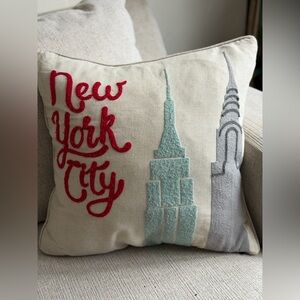 Envogue New York skyline Throw Pillow